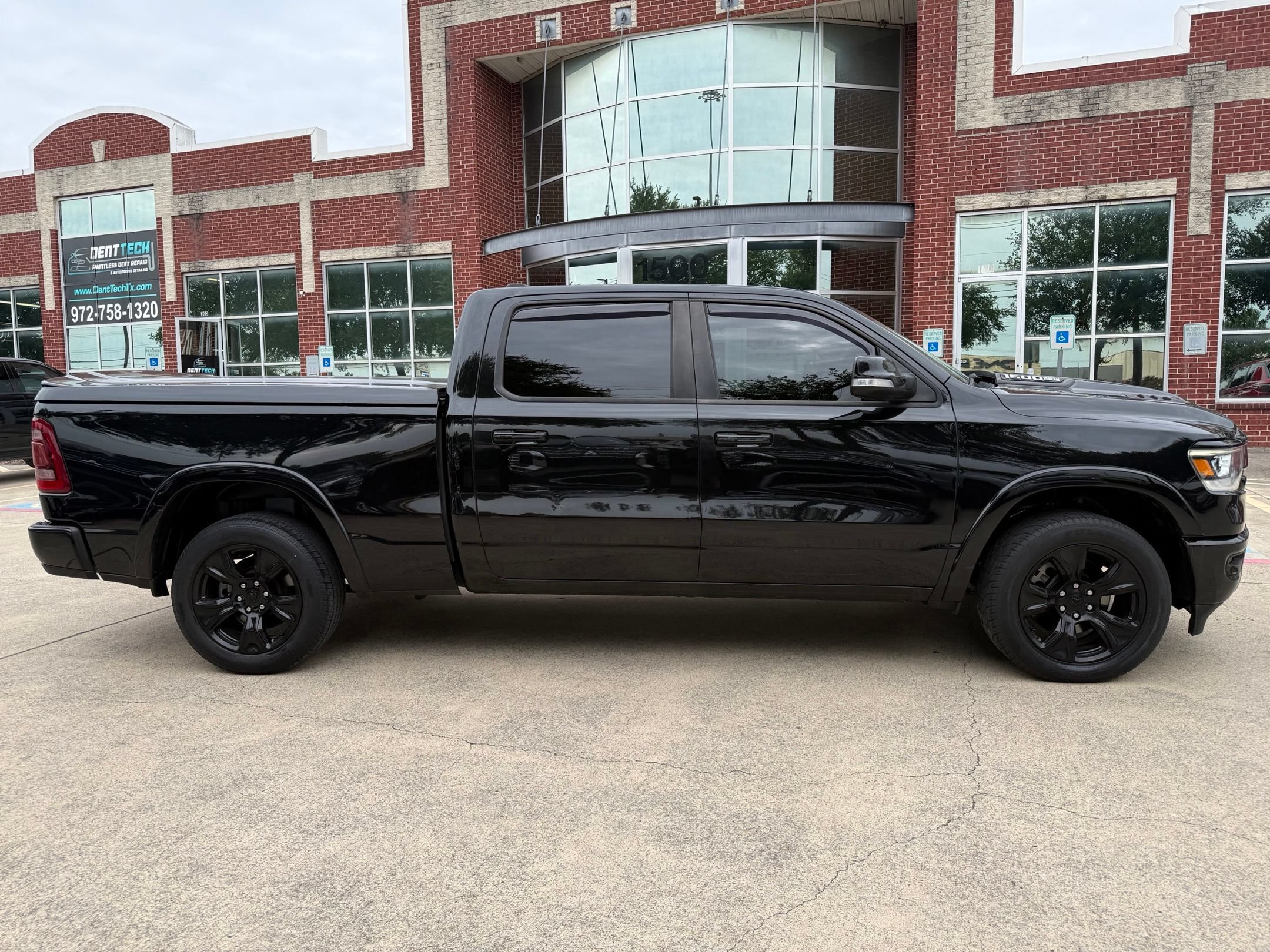 Used 2019 RAM 1500 Laramie w/ Sport Appearance Package AWD/4WD image 7
