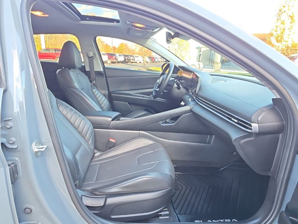 Used 2023 Hyundai Elantra Limited image 43
