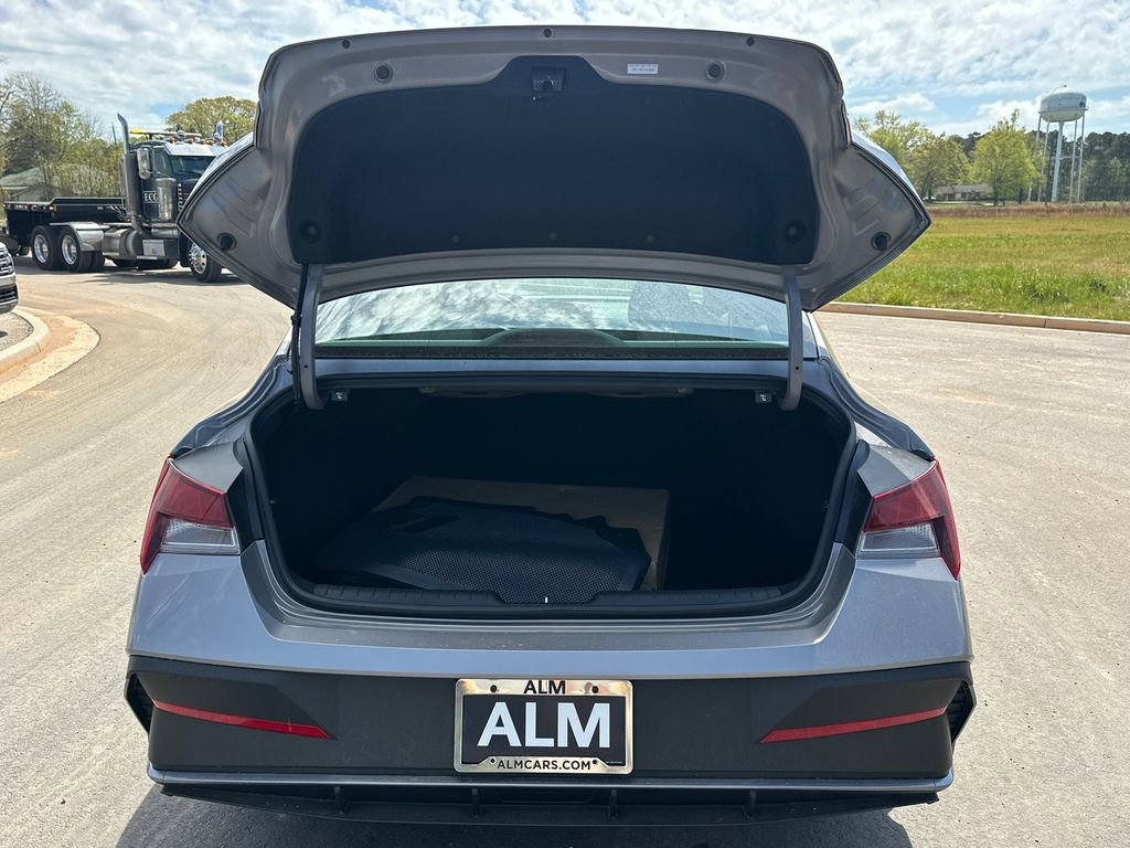 Used 2025 Hyundai Elantra SE image 18