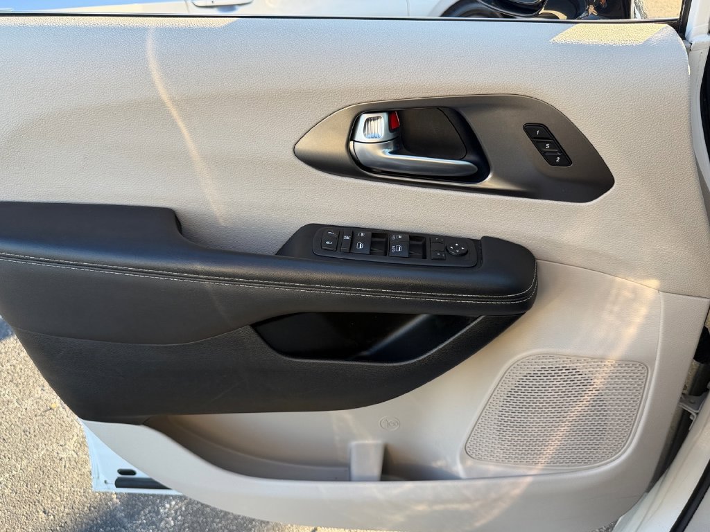 Used 2024 Chrysler Pacifica Touring-L FWD image 39