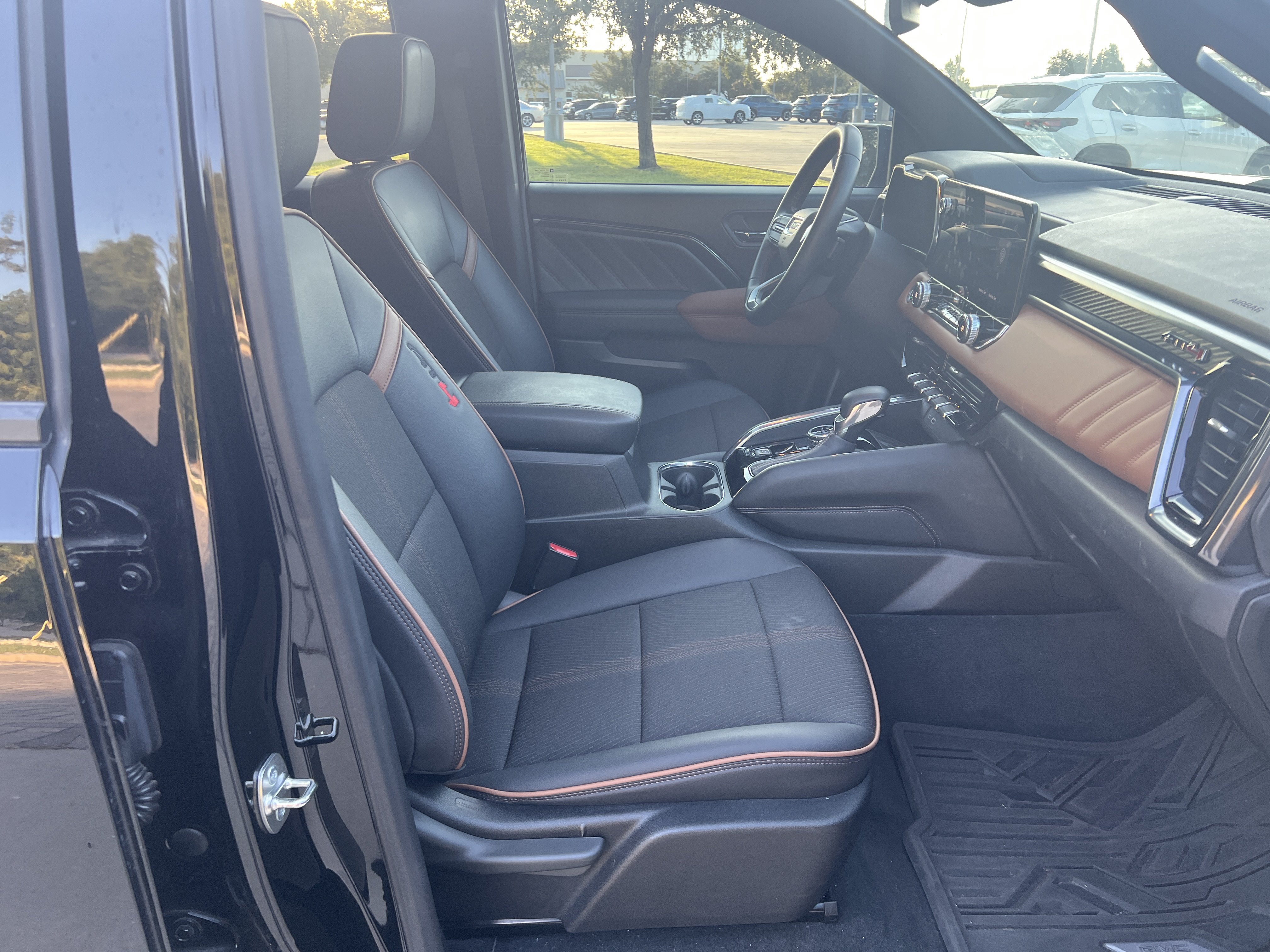 Used 2024 GMC Canyon AT4 w/ Technology Package AWD/4WD image 28