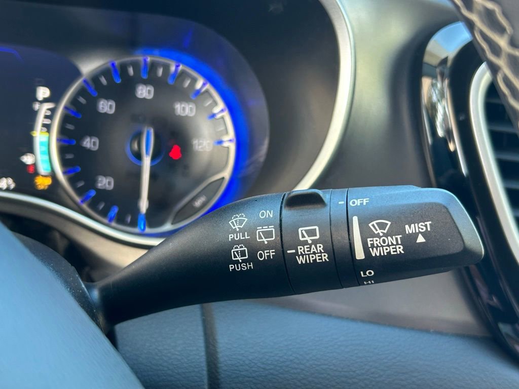 Used 2022 Chrysler Pacifica Touring-L image 25