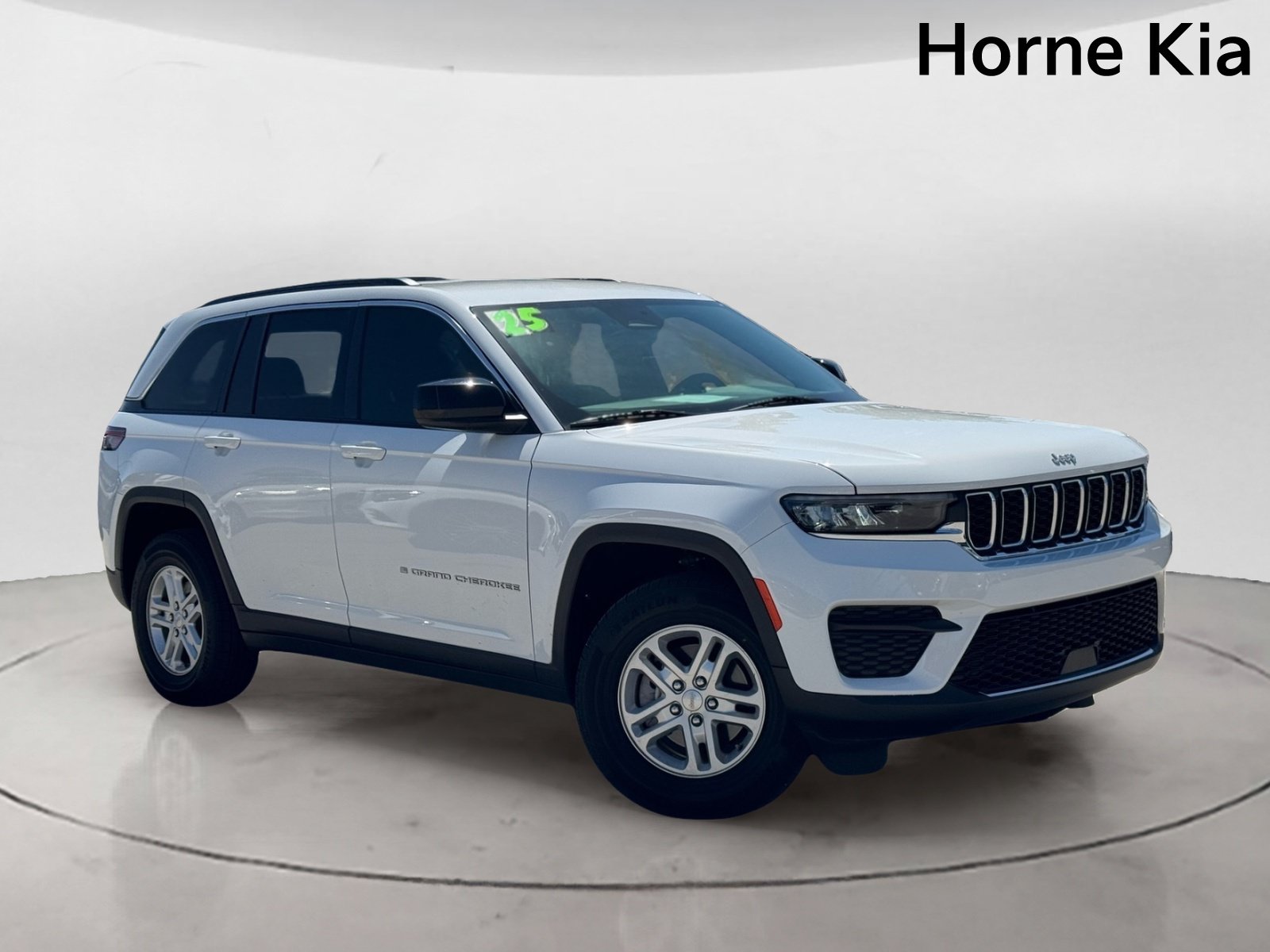 Used 2025 Jeep Grand Cherokee Laredo w/ Luxury Tech Group I AWD/4WD image 2