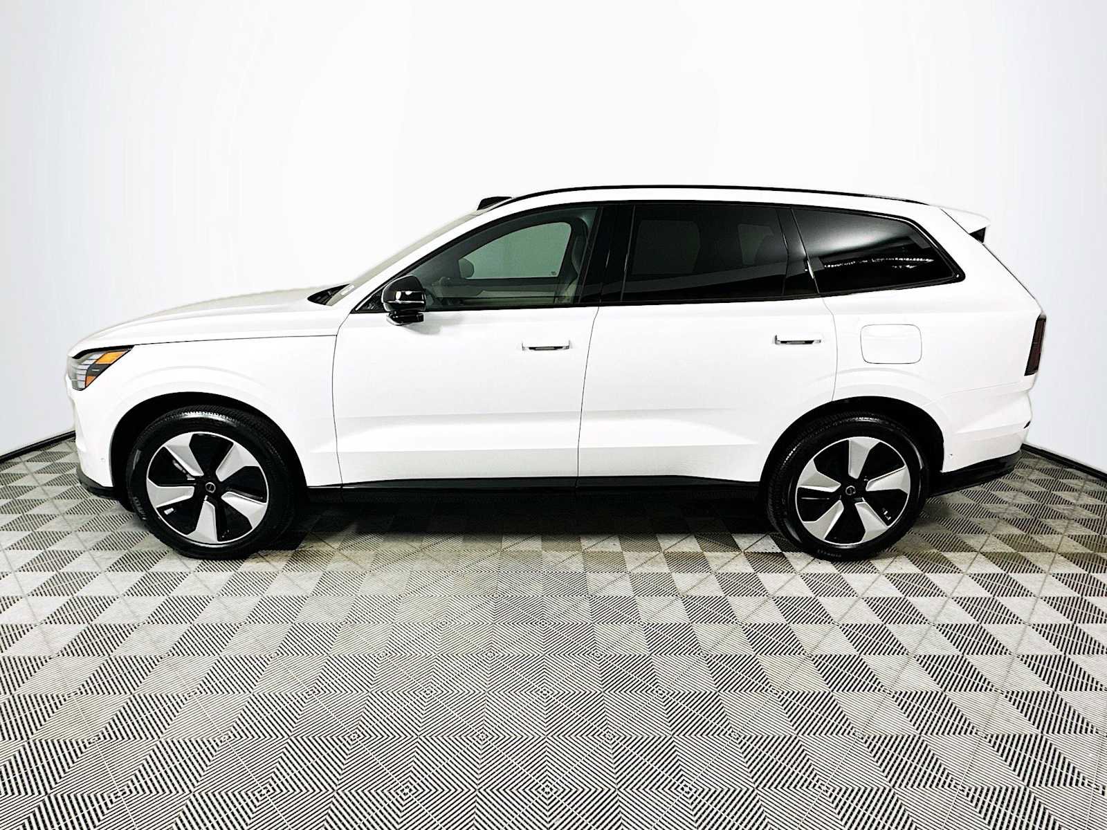 Used 2025 Volvo EX90 Plus image 4