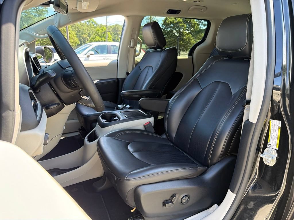 Used 2023 Chrysler Pacifica Touring-L FWD image 17