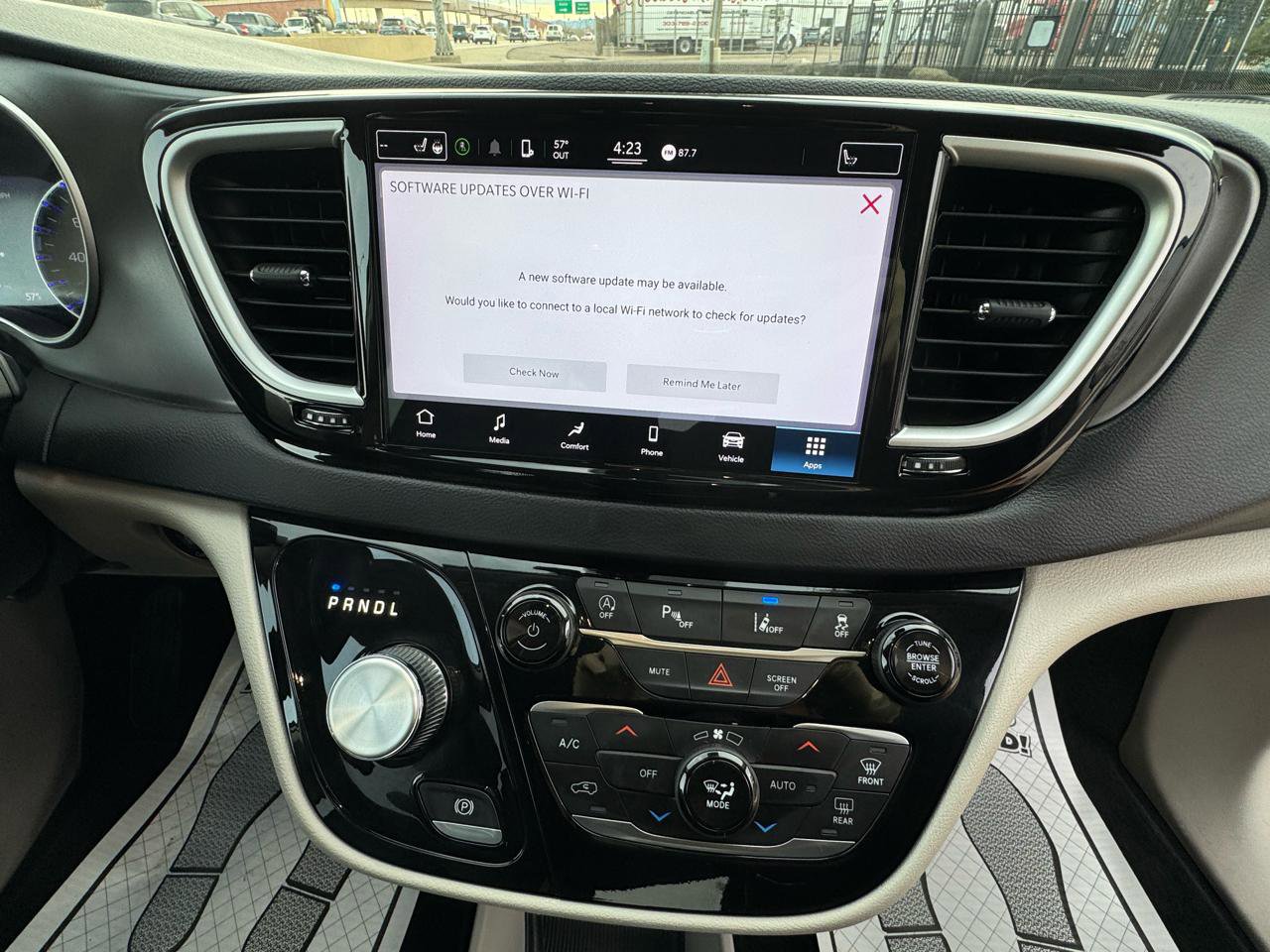 Used 2022 Chrysler Pacifica Touring-L image 19