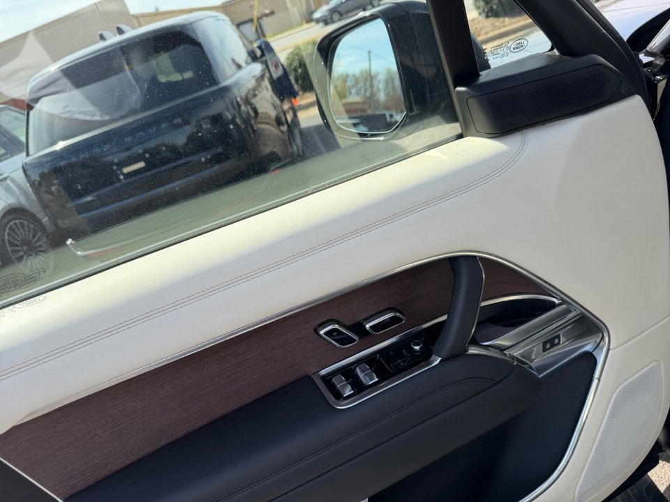 Used 2024 Land Rover Range Rover Long Wheelbase SE image 32