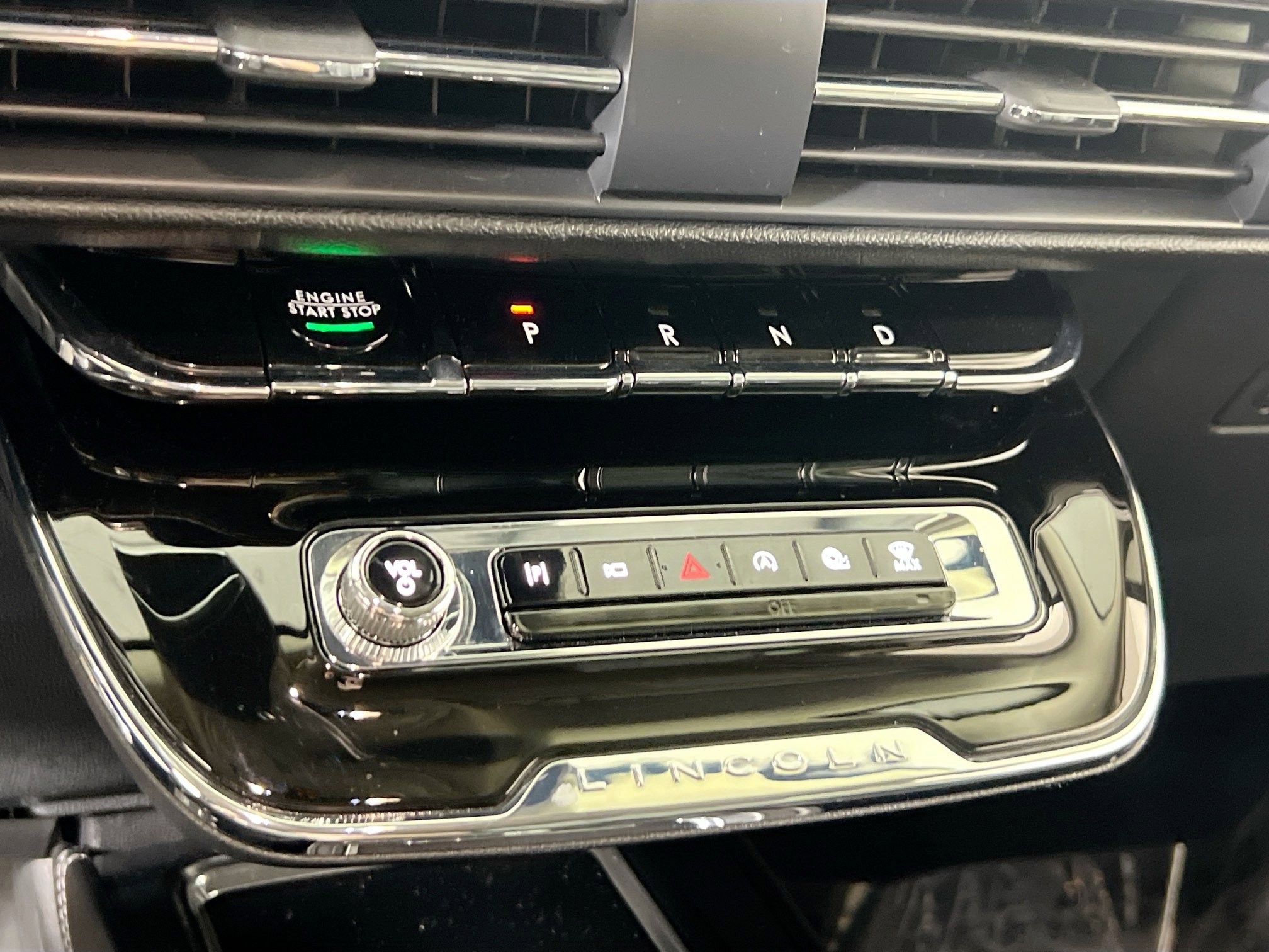 Used 2025 Lincoln Corsair AWD w/ Rear Removable Package Tray image 17