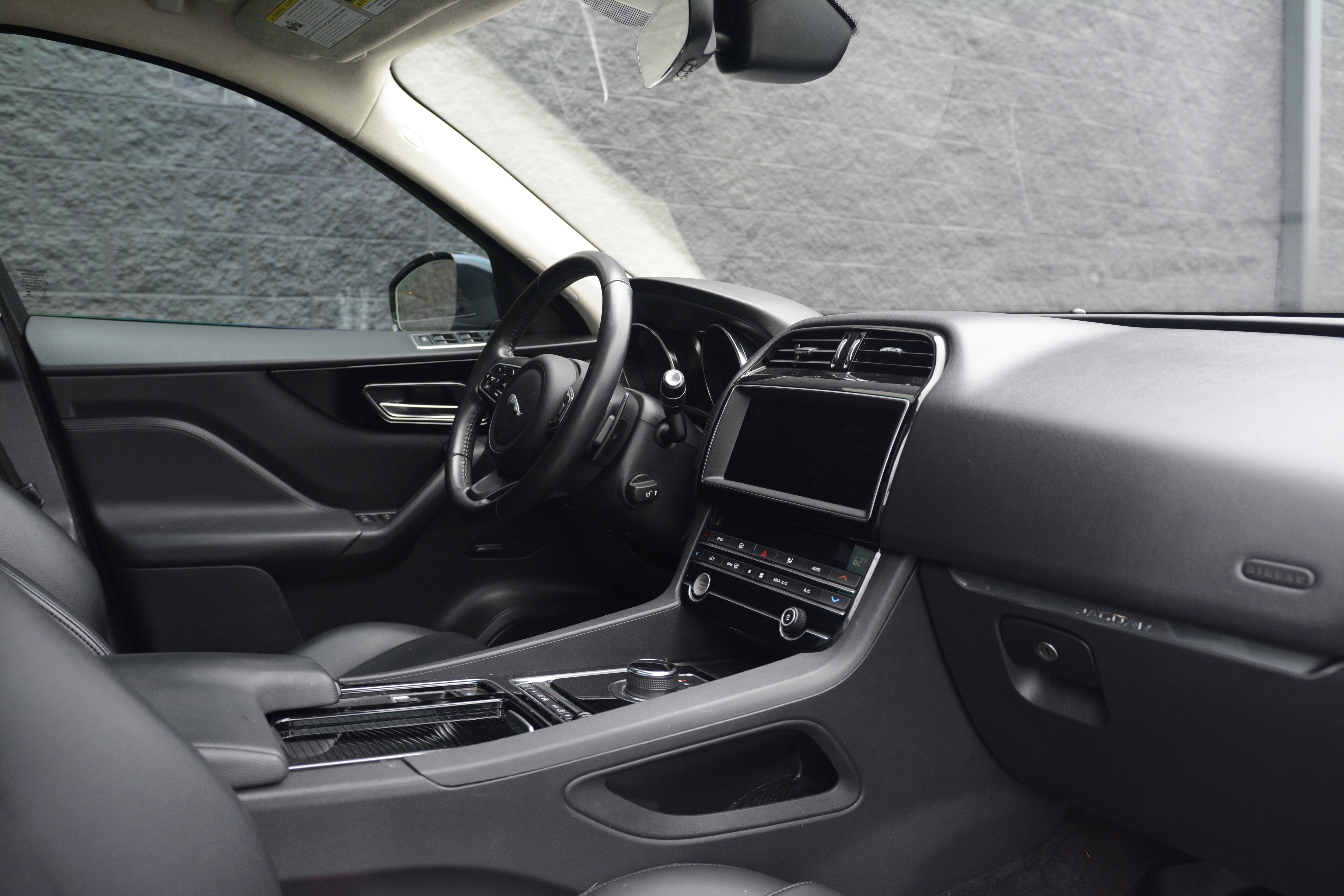 Used 2020 Jaguar F-PACE Premium image 24