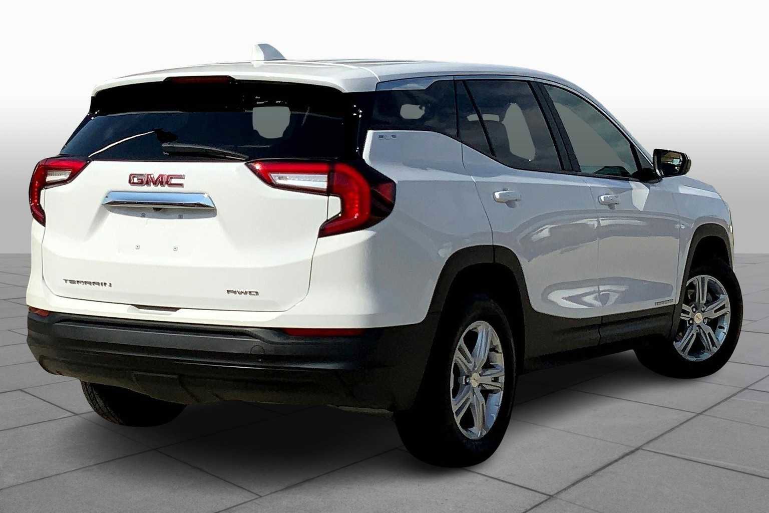 Used 2024 GMC Terrain SLE image 12