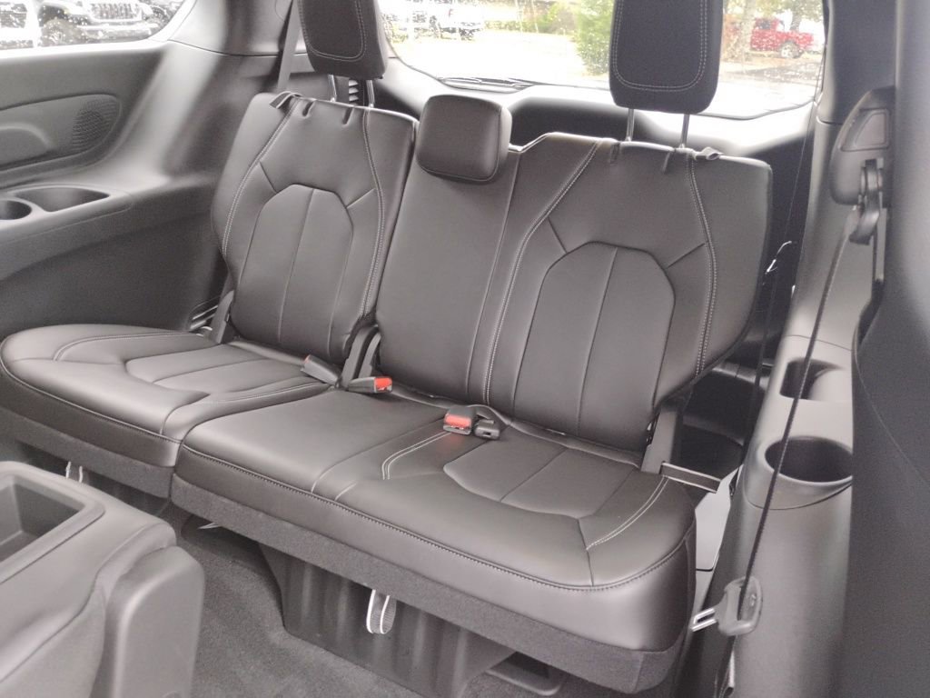 New 2026 Chrysler Pacifica Select image 15