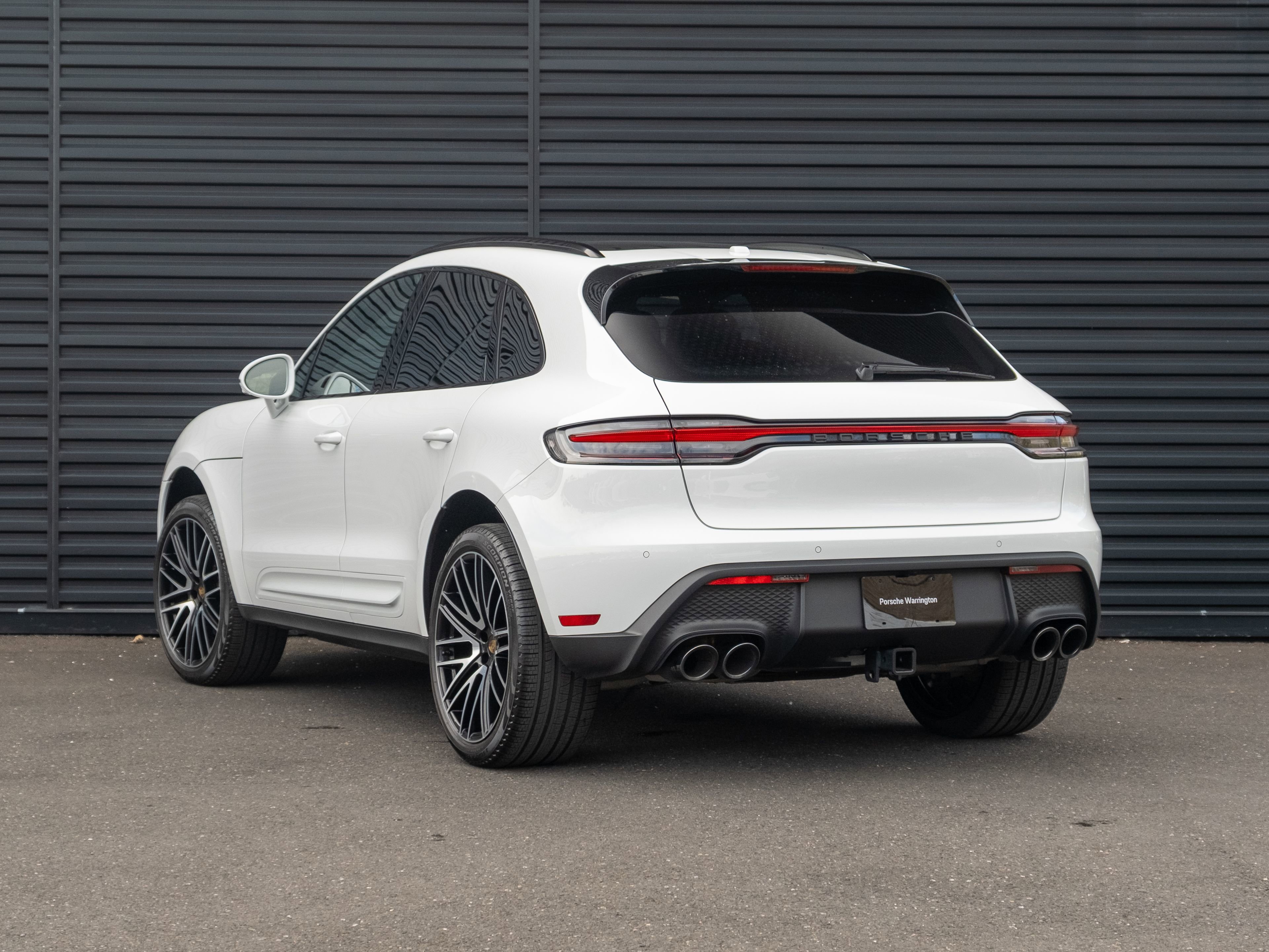 Certified 2025 Porsche Macan image 3