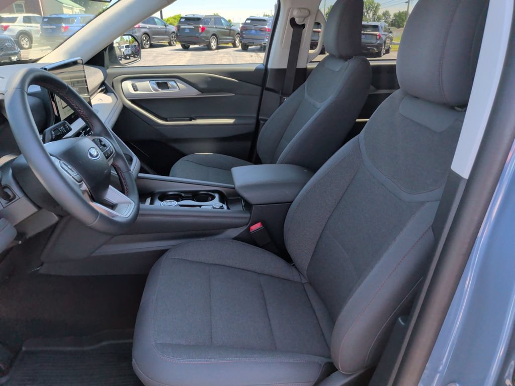 Used 2025 Ford Explorer Active AWD/4WD image 4