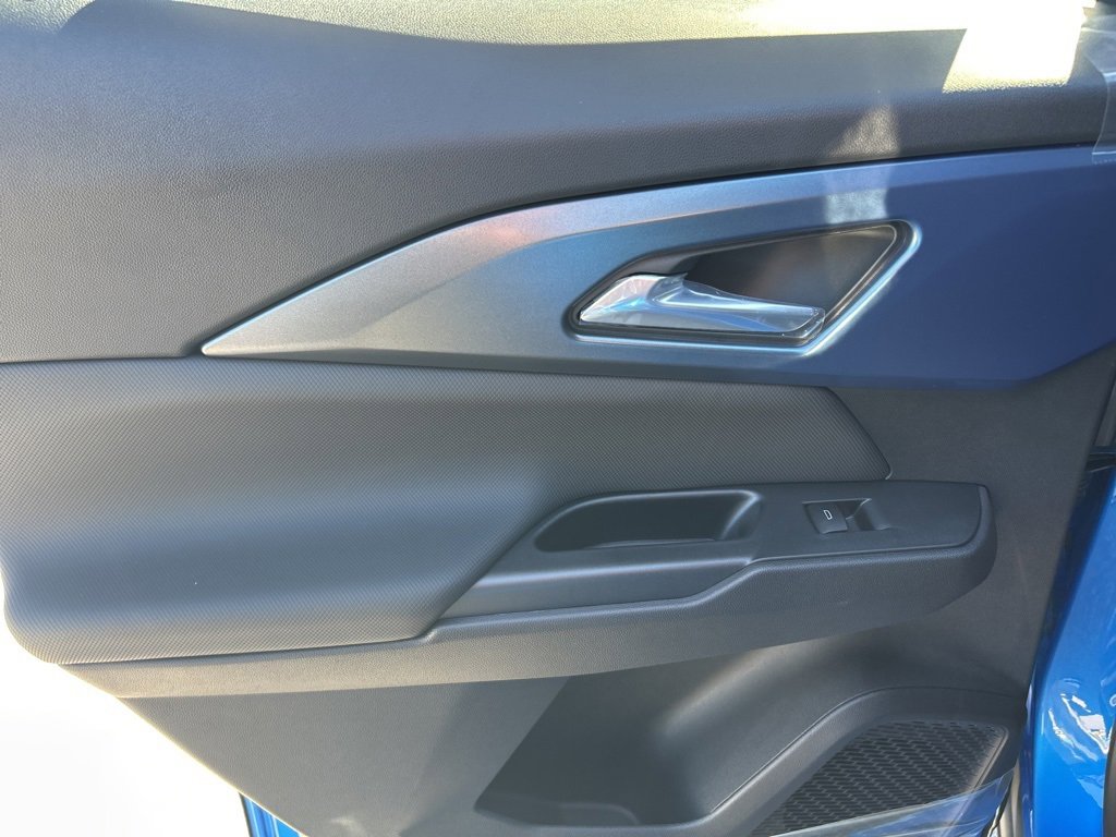 Used 2025 Chevrolet Equinox EV LT w/ Convenience Package II image 11