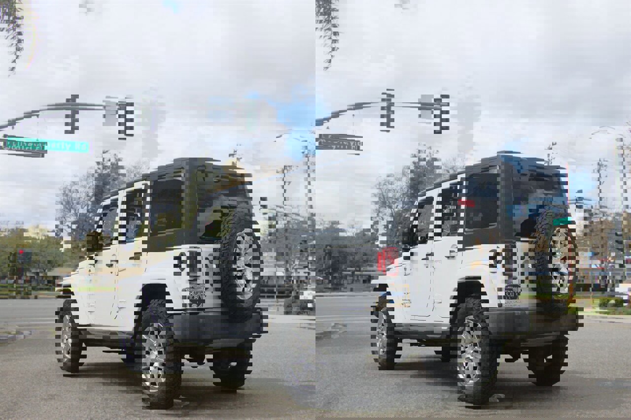 Used 2018 Jeep Wrangler Unlimited Sahara w/ Connectivity Group image 4