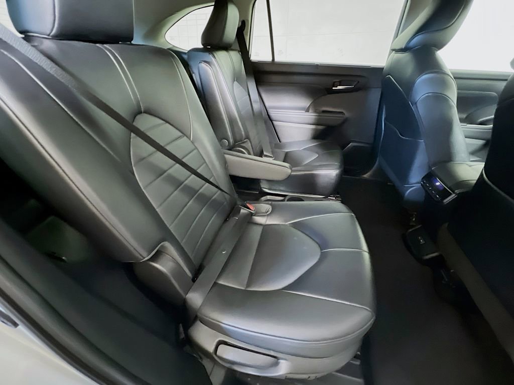 Used 2022 Toyota Highlander XLE AWD/4WD image 25