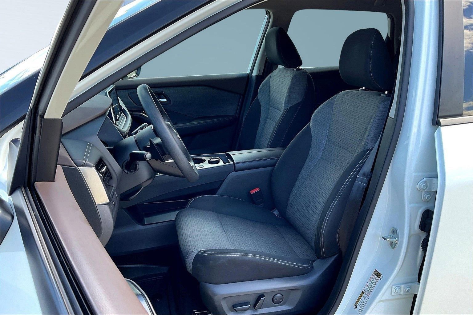 Certified 2022 Nissan Rogue SV image 32