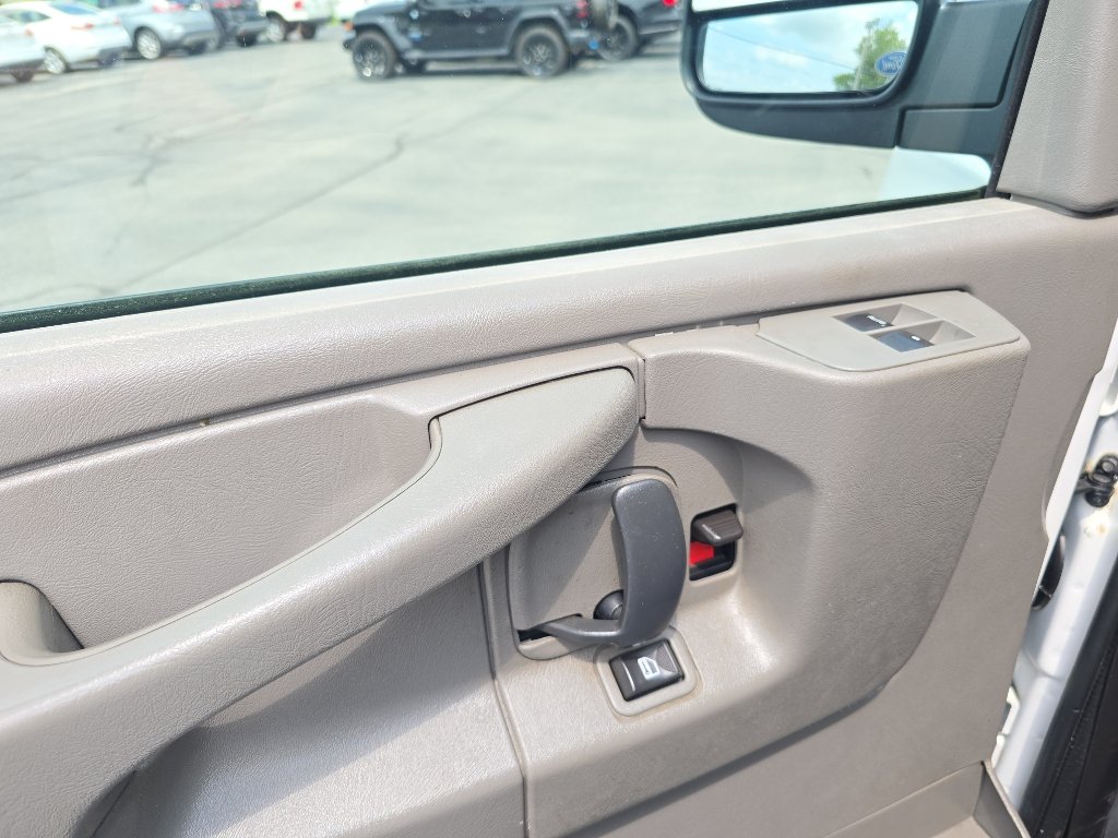 Used 2015 Chevrolet Express 2500 RWD image 20