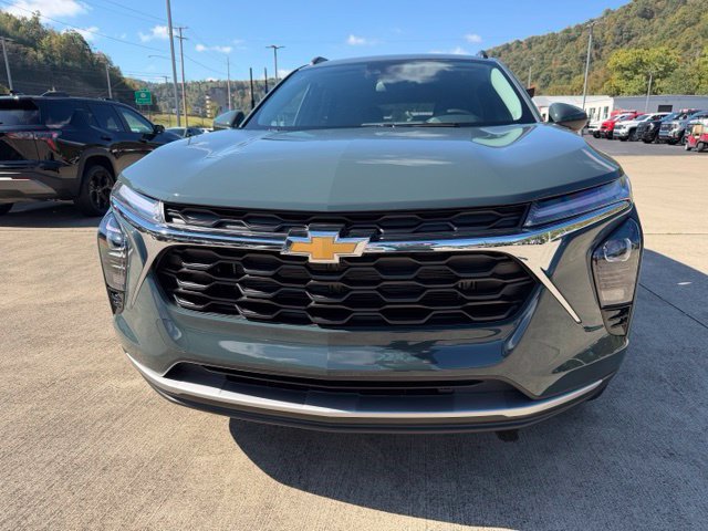 New 2026 Chevrolet Trax LT w/ LT Convenience Package FWD image 2