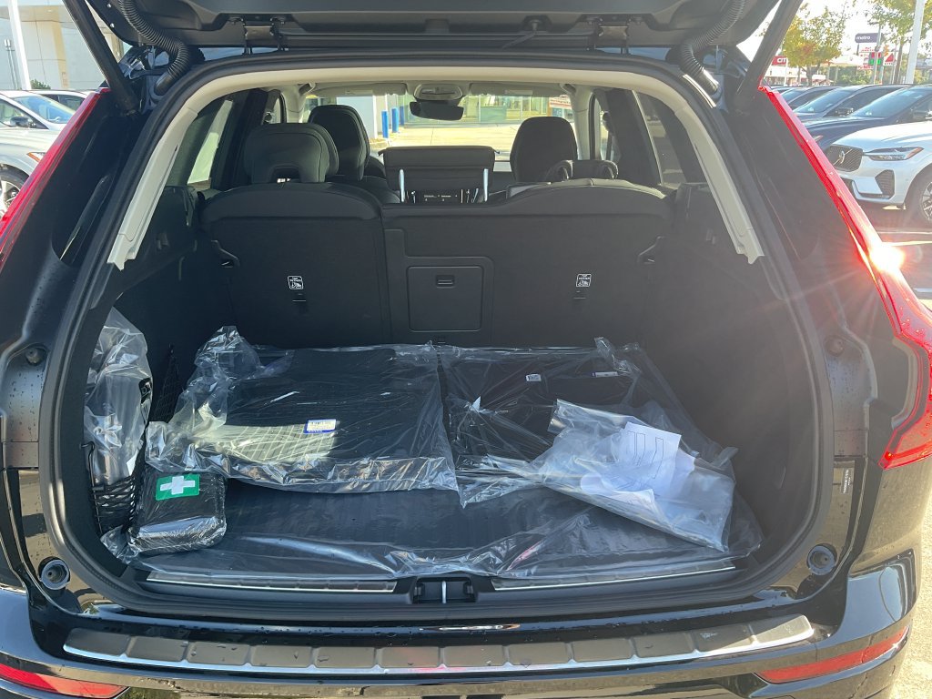 New 2027 Volvo XC60 T8 Plus AWD/4WD image 9
