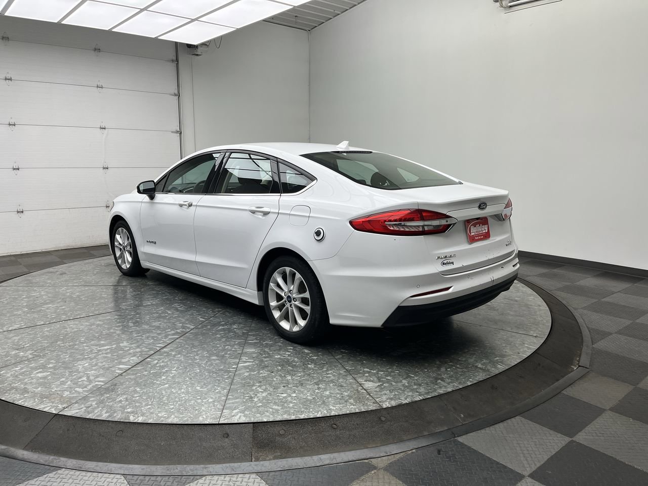Used 2019 Ford Fusion SE FWD image 2