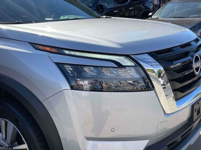 Used 2025 Nissan Pathfinder SL AWD/4WD image 10