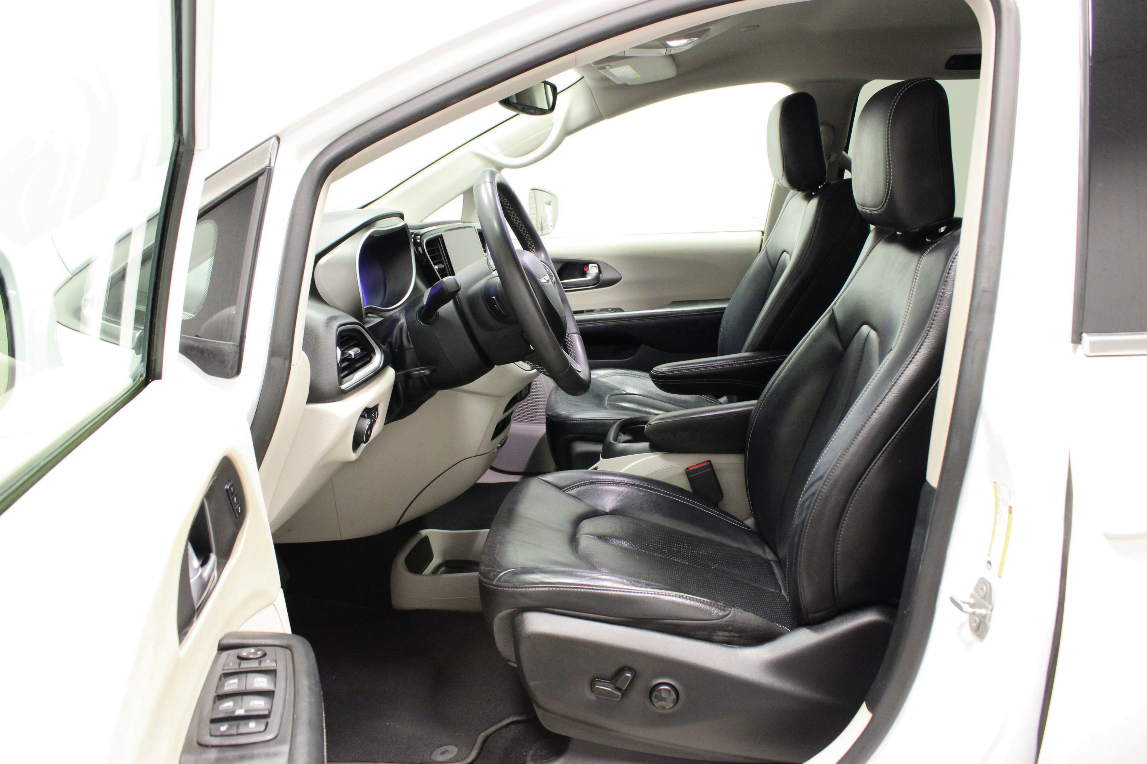 Used 2022 Chrysler Pacifica Touring-L FWD image 17