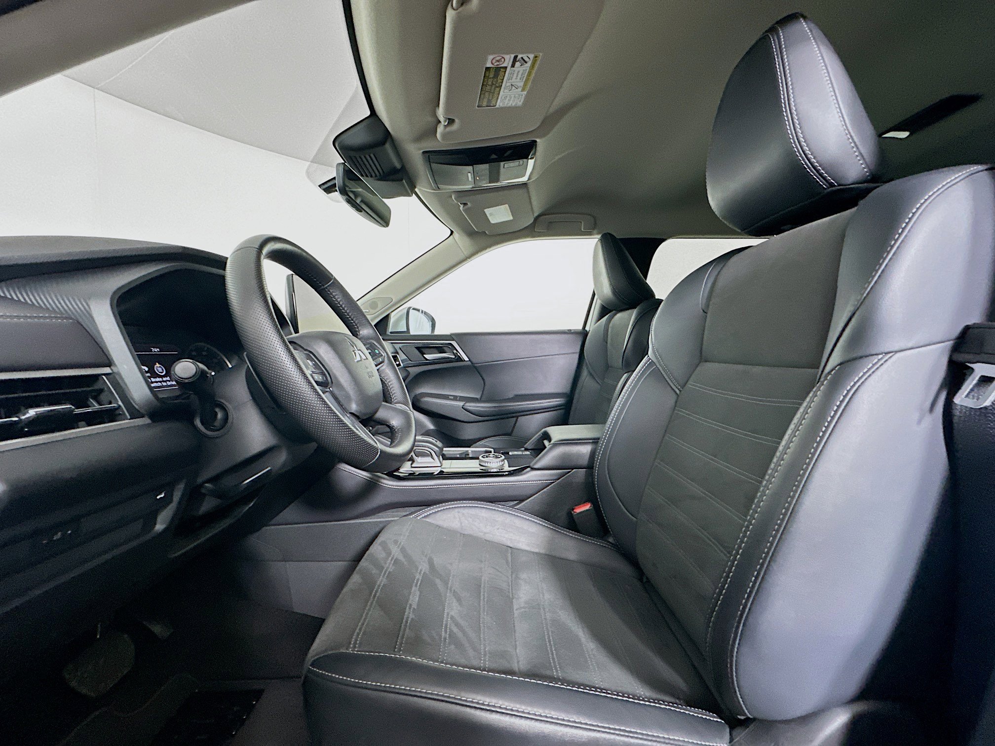 Used 2025 Mitsubishi Outlander SE image 13