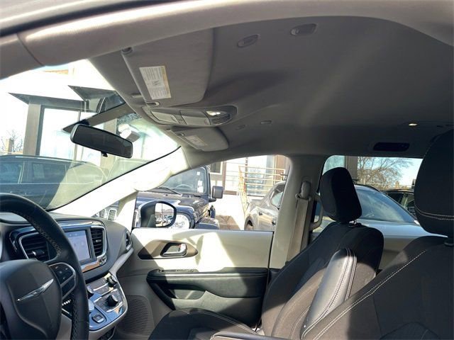 Used 2022 Chrysler Voyager LX image 11