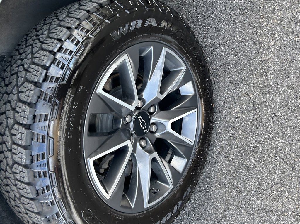 Used 2023 Chevrolet Suburban Z71 w/ Luxury Package image 23