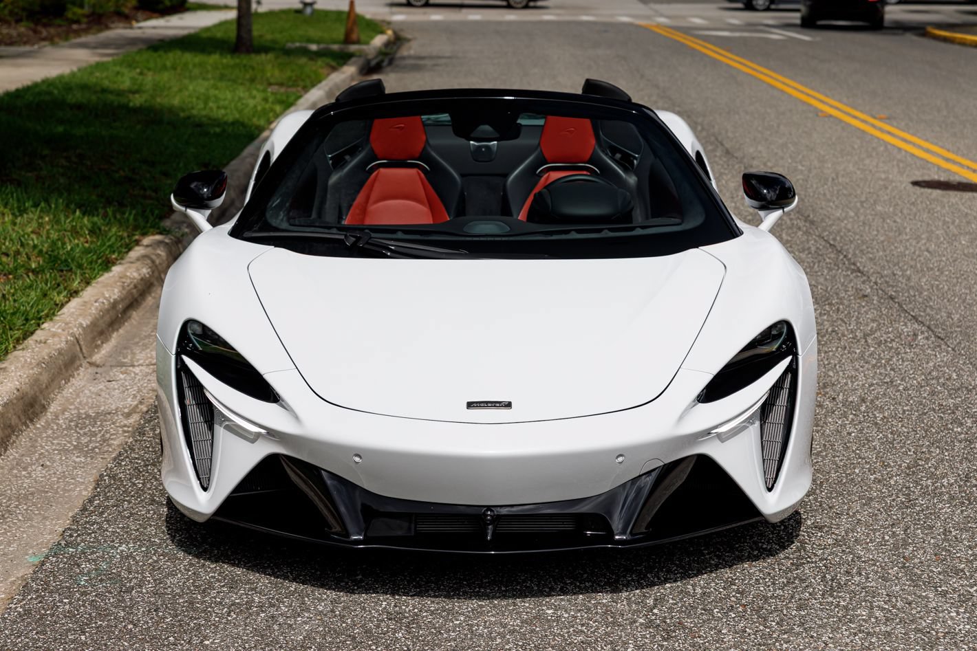 Used 2025 McLaren Artura Spider RWD image 21