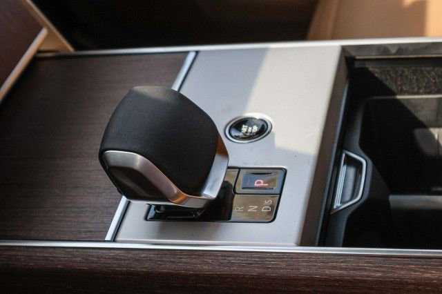New 2025 Land Rover Range Rover Long Wheelbase SE image 19