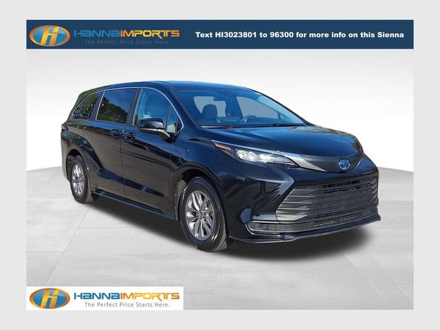 Used 2025 Toyota Sienna LE image 1