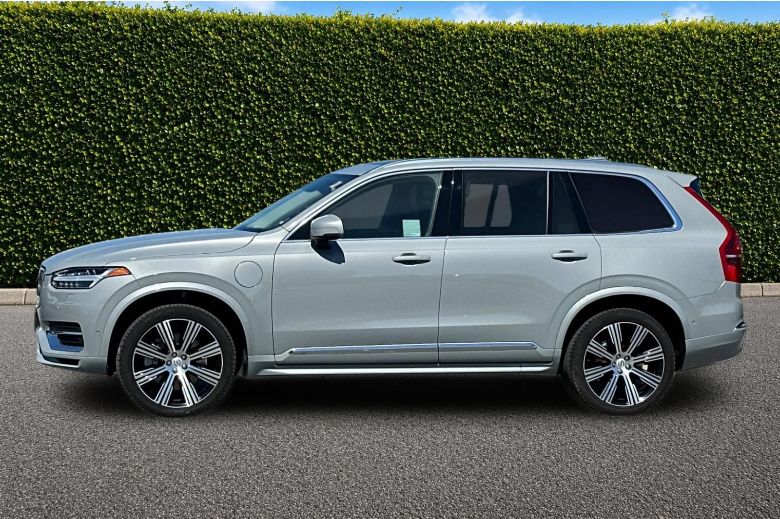 Used 2025 Volvo XC90 T8 Plus w/ Protection Package Premier AWD/4WD image 7