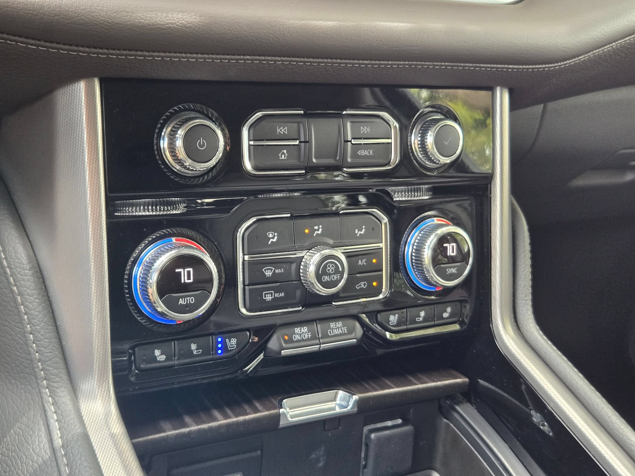 Used 2022 GMC Yukon XL Denali AWD/4WD image 17