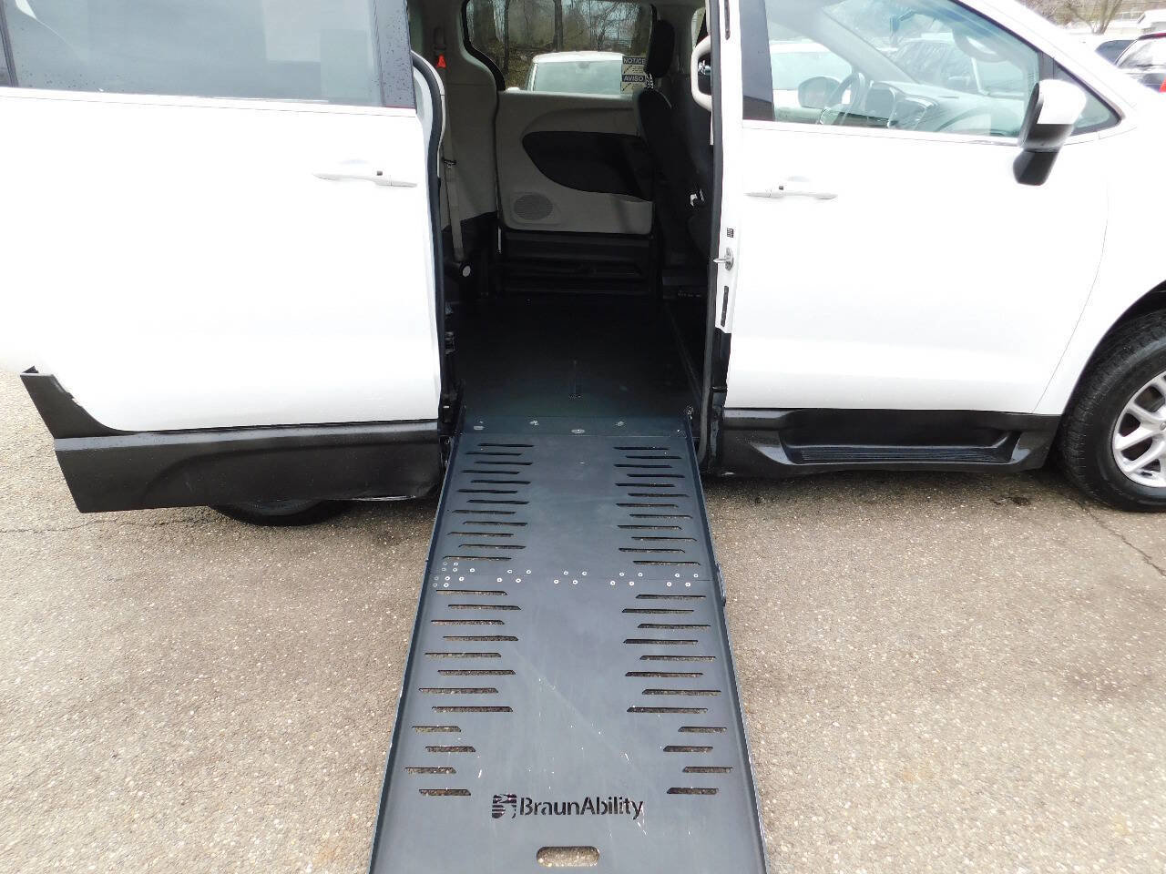 Used 2022 Chrysler Voyager LX image 4