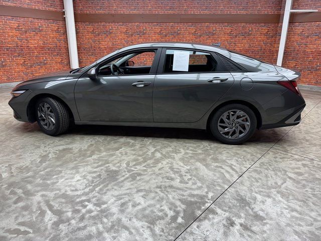 Used 2024 Hyundai Elantra SEL video 2