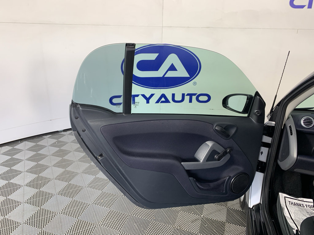 Used 2015 smart fortwo pure RWD image 13