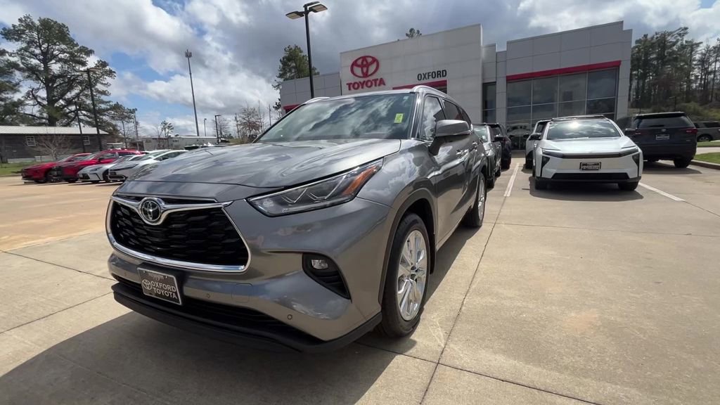 Certified 2026 Toyota Highlander Limited image 2