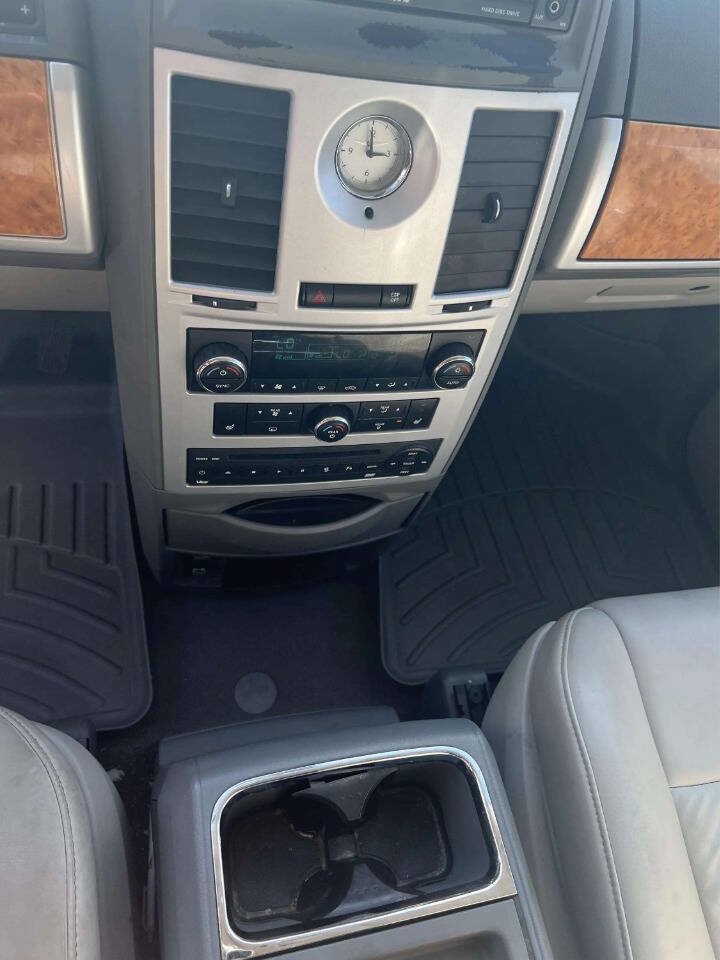 Used 2008 Chrysler Town & Country Limited w/ Entertainment Group #3 FWD image 17