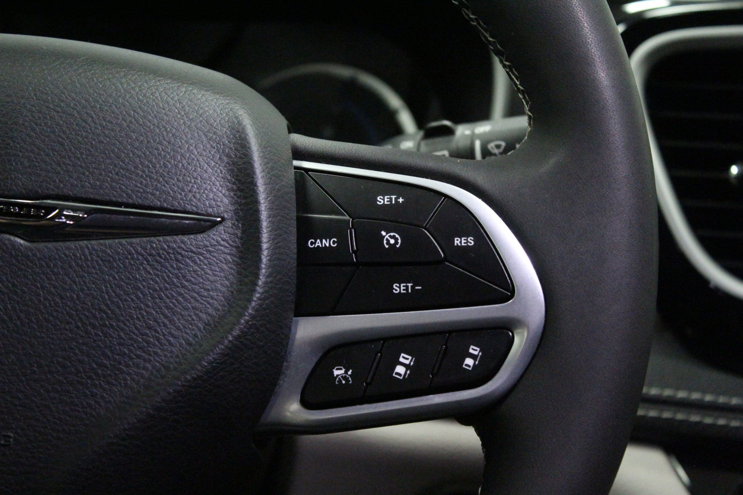 Used 2023 Chrysler Pacifica Touring-L FWD image 24