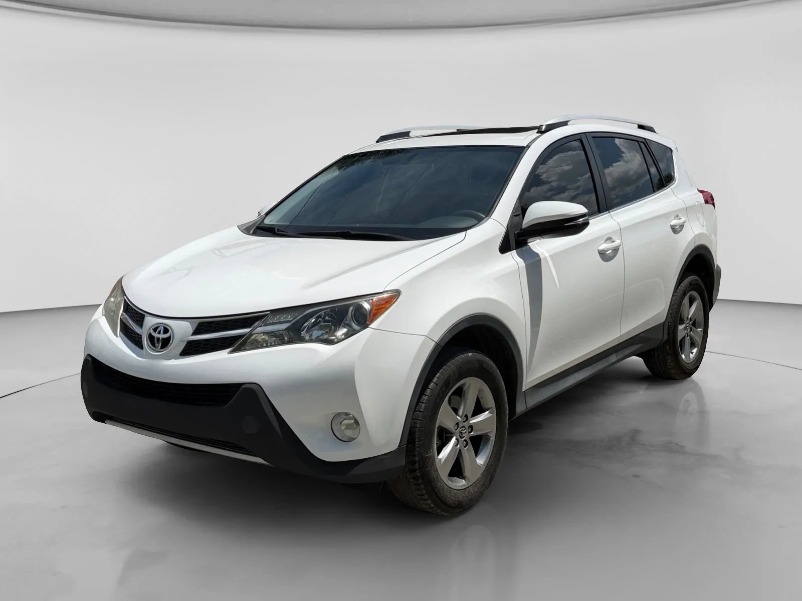 Used 2015 Toyota RAV4 XLE FWD image 1