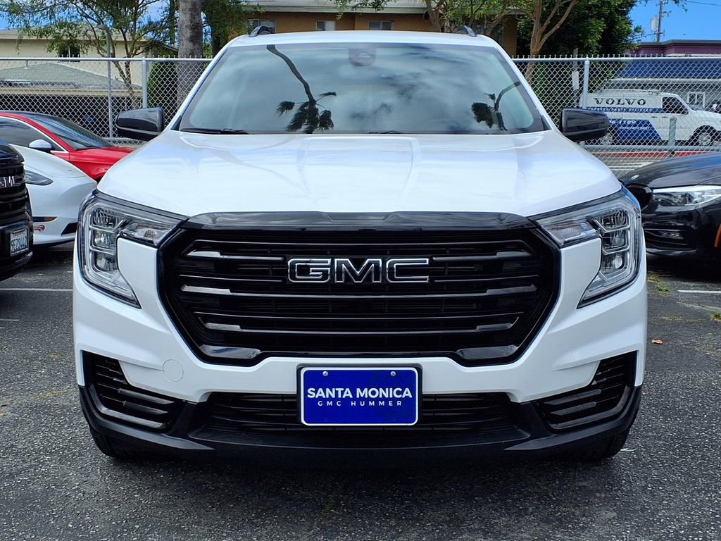 Used 2024 GMC Terrain SLE w/ Elevation Edition FWD image 2