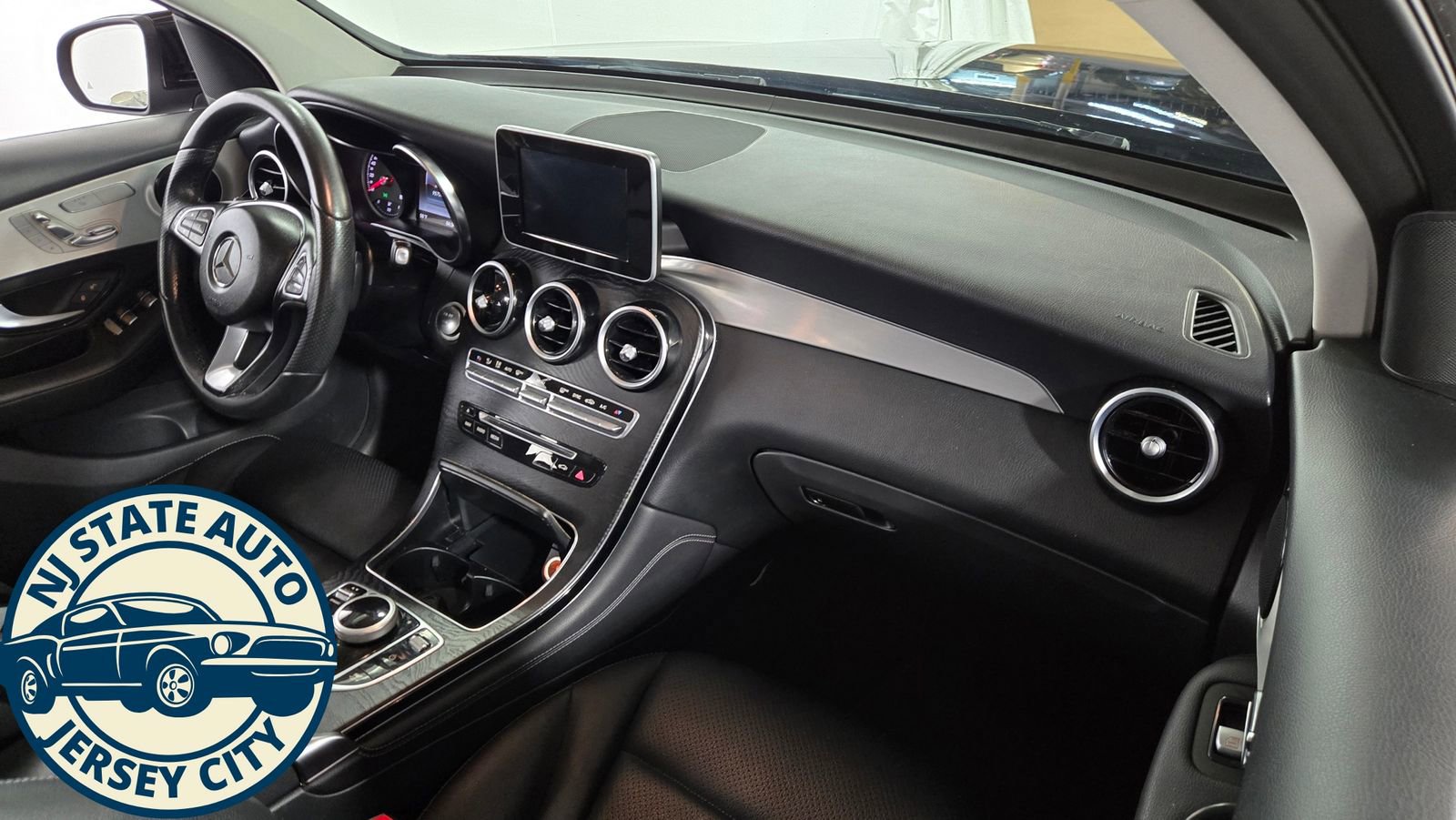Used 2019 Mercedes-Benz GLC 300 4MATIC w/ Premium Package image 32