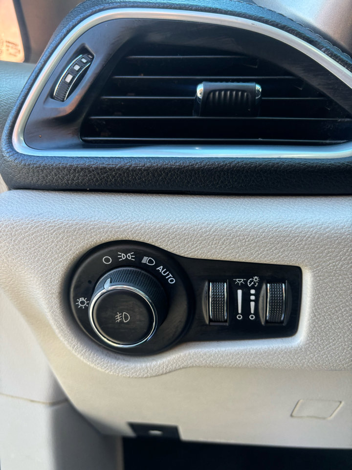 Used 2018 Chrysler Pacifica Limited image 11