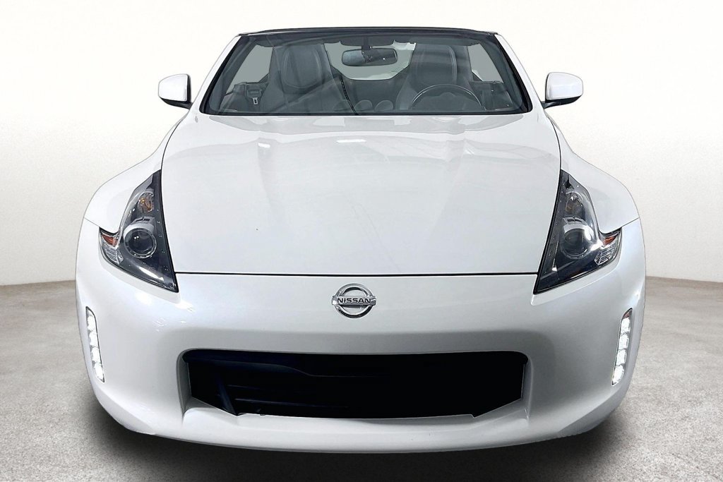 Used 2018 Nissan 370Z Touring RWD image 4