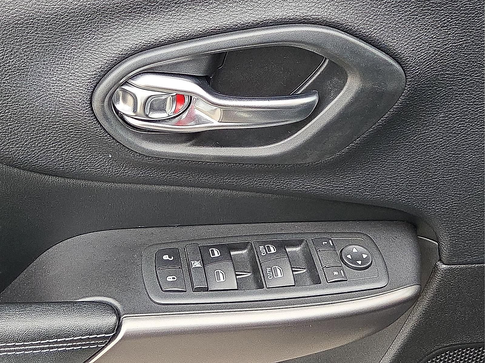 Used 2020 Jeep Cherokee Latitude Plus w/ Cold Weather Group image 13