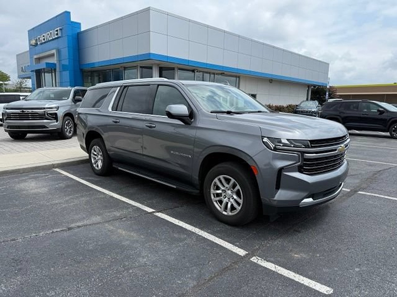 Used 2021 Chevrolet Suburban LT AWD/4WD image 3