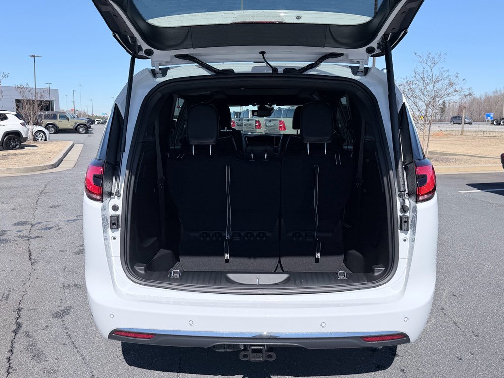 New 2026 Chrysler Pacifica Limited w/ Trailer Tow Group FWD image 9