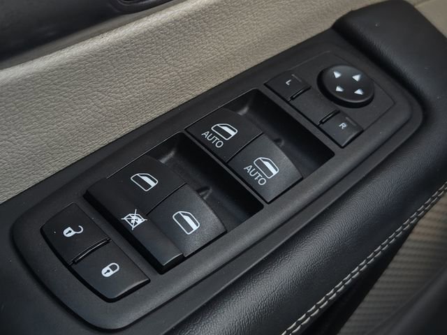 Used 2023 Chrysler Pacifica Touring-L FWD image 28